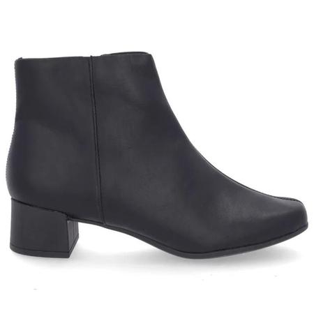 Bota Preta em Couro Cano Curto Salto Grosso Bico Quadrado Usaflex Imagem de Bota Preta em Couro Cano Curto Salto Grosso Bico Quadrado Usaflex