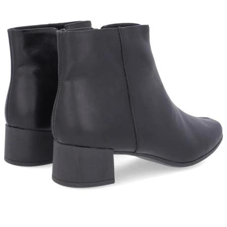 Bota Preta em Couro Cano Curto Salto Grosso Bico Quadrado Usaflex Imagem de Bota Preta em Couro Cano Curto Salto Grosso Bico Quadrado Usaflex