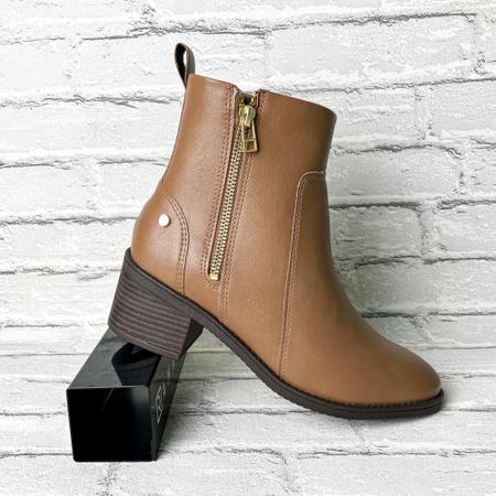 Bota Ramarim cano curto na cor caramelo - B19 Imagem de Bota Ramarim cano curto na cor caramelo - B19