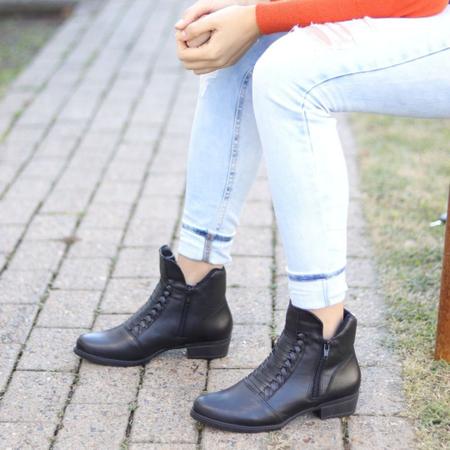 Bota Salto Baixo com Detalhe Tressê Italeoni Imagem de Bota Salto Baixo com Detalhe Tressê Italeoni