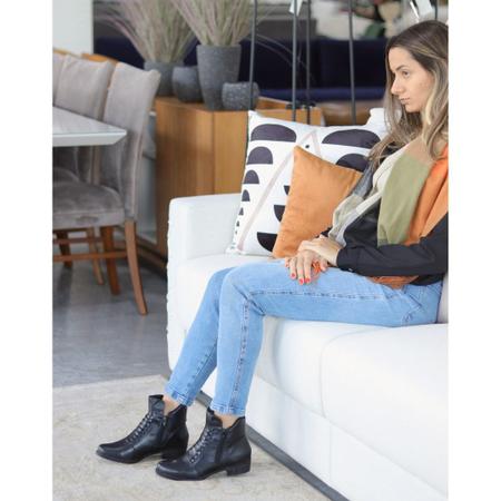 Bota Salto Baixo com Detalhe Tressê Italeoni Imagem de Bota Salto Baixo com Detalhe Tressê Italeoni