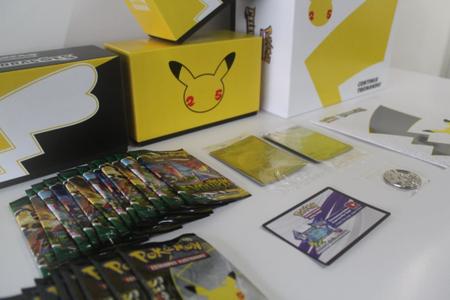 Box Dourada Pokémon Celebrações Cartas Pikachu e Pokebola - Caixa Vazia