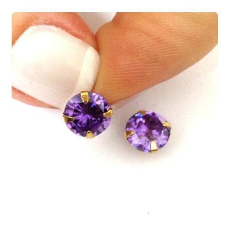 Brinco Cálice Pedra Zirconia Cor Ametista 7mm Joia Ouro 18k - RD Magazine Imagem de Brinco Cálice Pedra Zirconia Cor Ametista 7mm Joia Ouro 18k