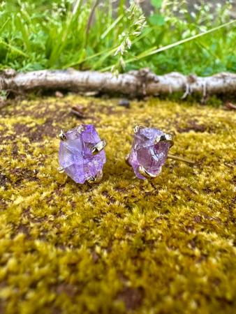 Brinco Tarraxa Ametista Banho Ouro - Cristal Natural Imagem de Brinco Tarraxa Ametista Banho Ouro