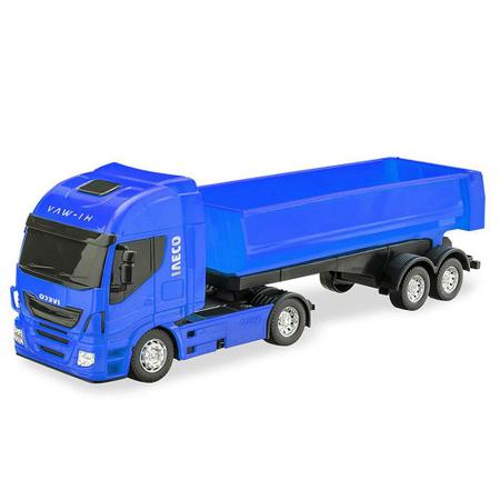 Um caminhão de brinquedo azul e amarelo com fundo azul.