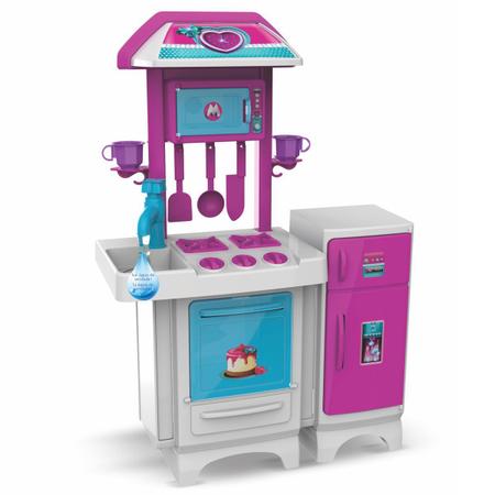 A Criança Prepara Comida De Brinquedo Na Cozinha Do Brinquedo. Imagem de  Stock - Imagem de infantil, alegria: 252436401