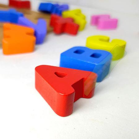 Imagem de Brinquedo de Madeira de Encaixar o Alfabeto Colorido Didático