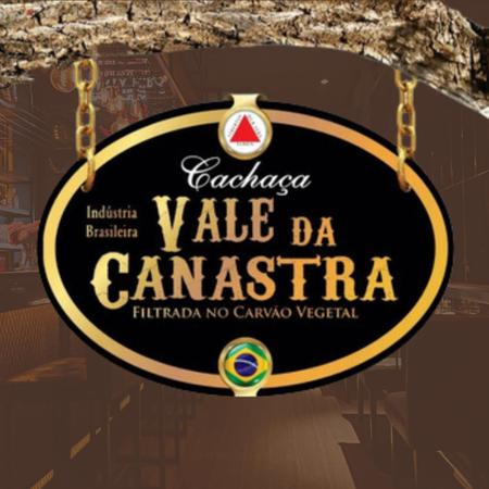Imagem de Cachaça Ouro Porcelana Aladim Red 750ml Vale da Canastra Copo