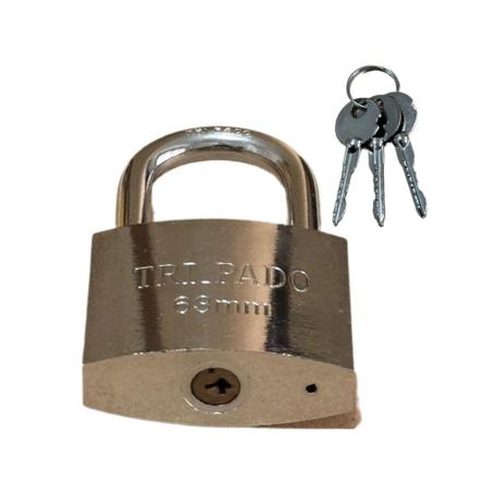 Cadeado Tripado 63mm Grande Resistente Prevenção Antifurto Com 3 Chaves Imagem de Cadeado Tripado 63mm Grande Resistente Prevenção Antifurto Com 3 Chaves