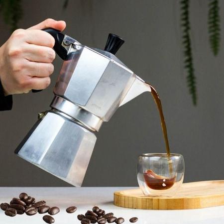 Imagem de Cafeteira Moka Italiana De Fogão 6 Xícaras de Alumínio Café Expresso