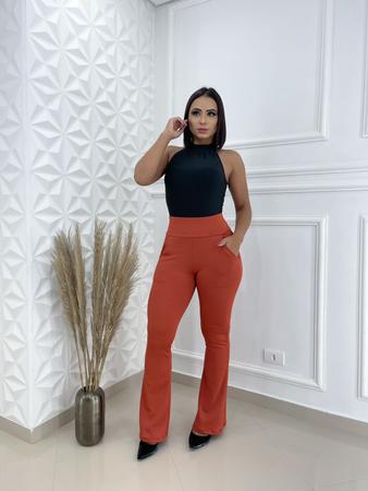 Look com best sale calça flare vermelha