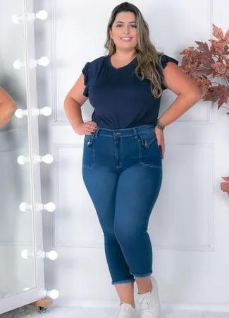 Calça Jeans Capri Feminina Com Barra Desfiada Plus Size - Shyro