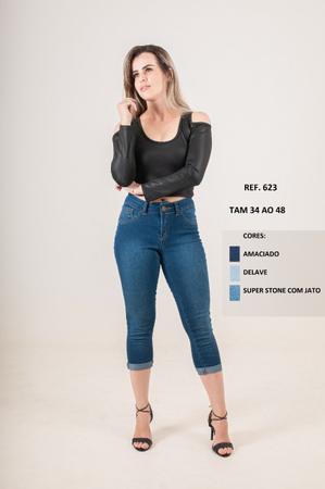 Calça jeans com sales a barra virada
