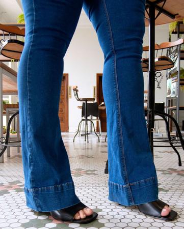 Calça Jeans Flare Plus Size Feminina Cintura Alta Botão Triplo 23286 Escura  - Consciência - Calça Plus Size Feminina - Magazine Luiza