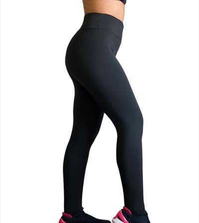 mulher de calça legging transparente