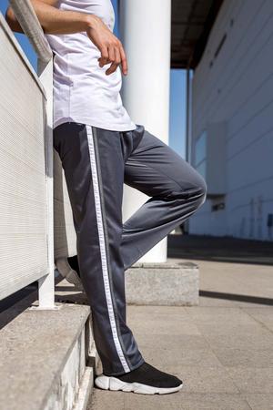 Modelos de CALÇAS que TODO HOMEM deve ter!  Adidas track pants outfit,  Track pants outfit, Pants outfit men