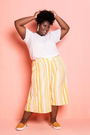 Calça pantacourt hotsell listrada plus size