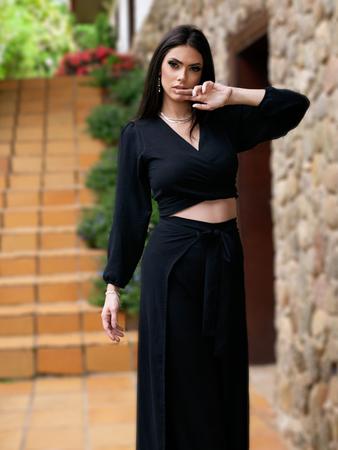Calça pantalona preta envelope 2025