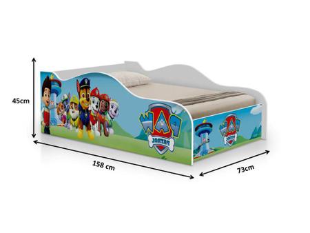 Imagem de cama infantil com proteção lateral para quarto menino