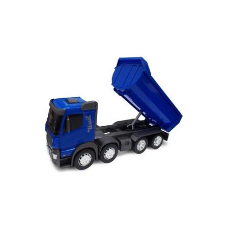 Caminhão De Brinquedo Azul Feito De Tijolo De Plástico E Isolado
