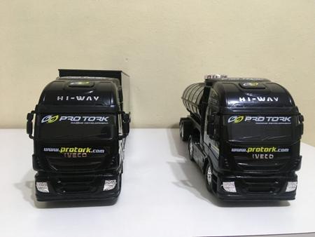 Caminhão De Brinquedo Iveco Hi-Way Articulado Bau Abre e Fecha em