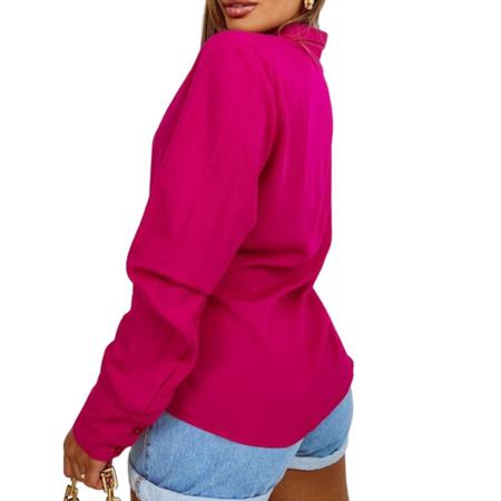 Mulher de camisa social 2025