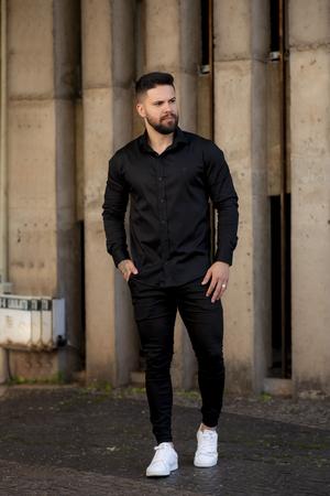 Homem com roupa social sale