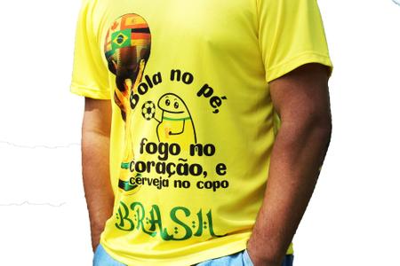 Imagem de Camisa Torcedor Brasil na Copa do Mundo - Bola no Pé e fogo no coração