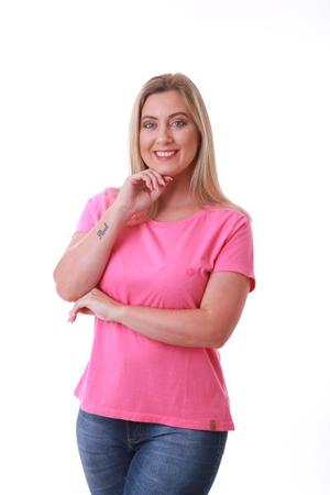 Camiseta Feminina Rosa Pink Estampa Logomarca Lateral - Rico Sublime Imagem de Camiseta Feminina Rosa Pink Estampa Logomarca Lateral