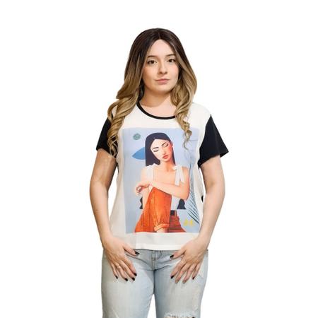 Imagem de Camiseta Manga Curta Crepe Estampa Sitting Girl