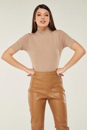 Camiseta Viscolycra Gola Alta Feminina Básica Blogueira - ARCANJO MODA Imagem de Camiseta Viscolycra Gola Alta Feminina Básica Blogueira