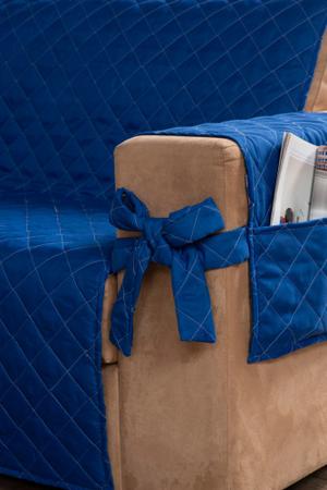 Imagem de capa protetor de sofá 2 e 3 lugares com laço porta controle matelado azul escuro
