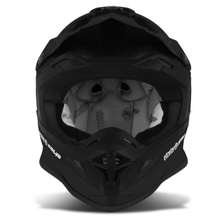 Piloto profissional de motocross no capacete e traje de proteção