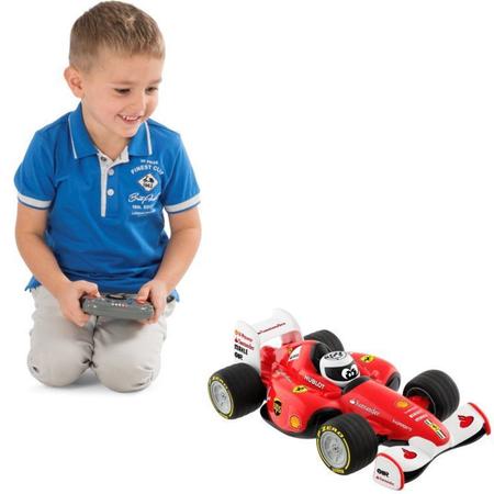 Uma criança em um carro de corrida com o número 3 na frente