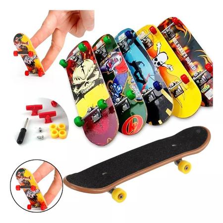 Cartela Com 2 Skatinhos De Dedo E Acessórios Skate Board