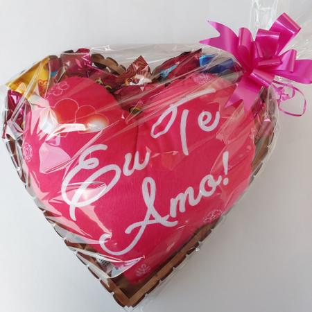 Imagem de Cesta com coração em pelúcia mais chocolates nestlé.