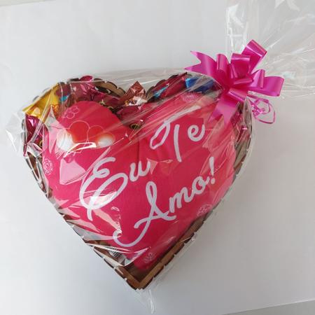 Imagem de Cesta com coração em pelúcia mais chocolates nestlé.