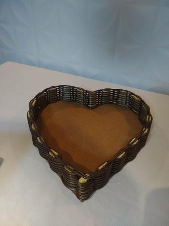 Imagem de cesta coração sintético P 22X18 sem alça para presente dias das mães e namorados chocolate