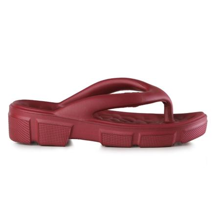 De férias aos seus pés com o Chinelo Crocs Crocband Flip, leve e confo