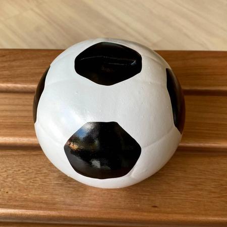 Imagem de Cofrinho Decorativo Bola de Futebol em Cerâmica