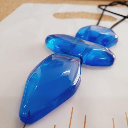 Colar de Resina Azul Pingente Seta - SUGGESTIONE Imagem de Colar de Resina Azul Pingente Seta