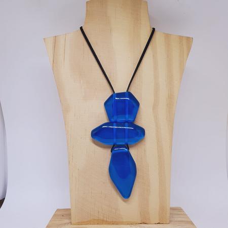 Colar de Resina Azul Pingente Seta - SUGGESTIONE Imagem de Colar de Resina Azul Pingente Seta