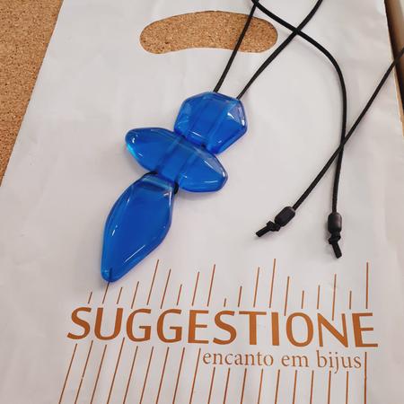 Colar de Resina Azul Pingente Seta - SUGGESTIONE Imagem de Colar de Resina Azul Pingente Seta