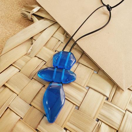 Colar de Resina Azul Pingente Seta - SUGGESTIONE Imagem de Colar de Resina Azul Pingente Seta