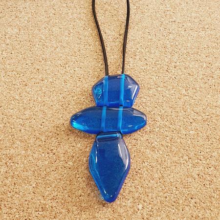Colar de Resina Azul Pingente Seta - SUGGESTIONE Imagem de Colar de Resina Azul Pingente Seta