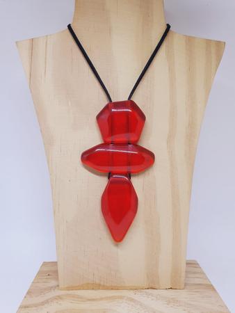 Colar de Resina Vermelha Pingente Seta - SUGGESTIONE Imagem de Colar de Resina Vermelha Pingente Seta