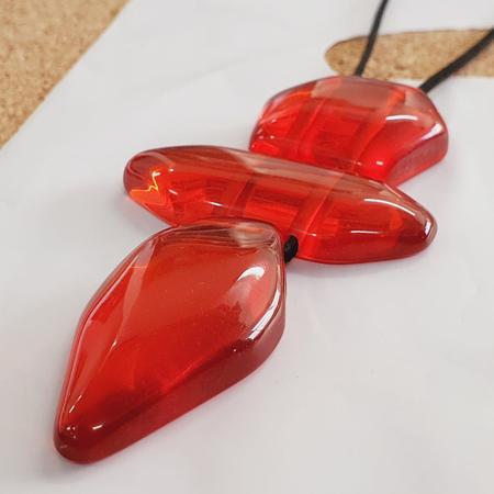 Colar de Resina Vermelha Pingente Seta - SUGGESTIONE Imagem de Colar de Resina Vermelha Pingente Seta