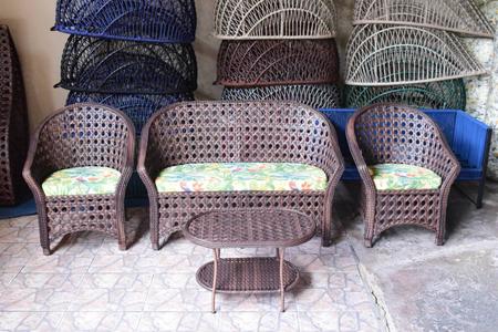 Imagem de Conjunto de sofá 2l + 2 Poltronas com mesa de centro em fibra sintética - Conjunto compacto e confortável para áreas, sacadas, churrasqueiras e varand