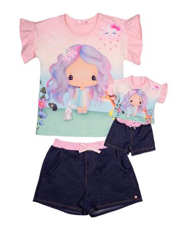 Um conjunto de roupas rosa para uma boneca roupas de moda feminina
