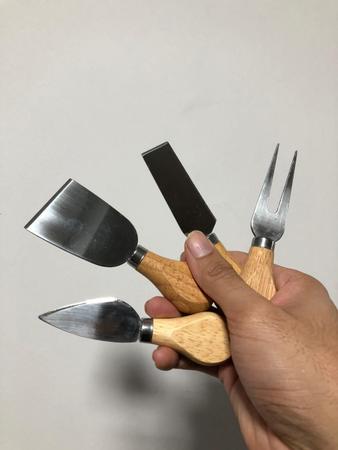 Imagem de Conjunto para queijos e frios faca cortador de queijo espátula garfo madeira e aço inox uny lh002 corta qjo